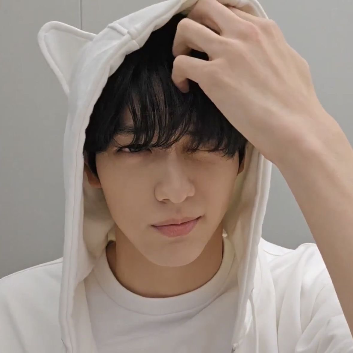 soobrimiya's tweet photo. this sweater with ears omg 🤏😭😭 https://t.co/o4aZrULFZD