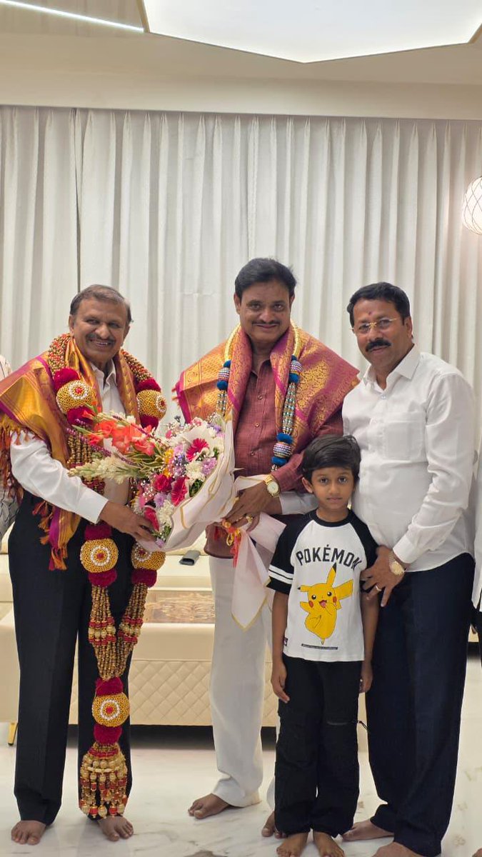 Munirathna_MLA's tweet photo. ಮಾಜಿ ಶಾಸಕರು ಹಾಗೂ ಆತ್ಮೀಯರು ಆದ ಶ್ರೀ ಮಸಾಲೆ ಜಯರಾಮ ಅವರ ಮನೆಯಲ್ಲಿ ಏರ್ಪಡಿಸಿದ್ದ ಭೋಜನಕೂಟದಲ್ಲಿ ಮಾನ್ಯ ಸಂಸದರಾದ ಡಾ.ಸಿ.ಎನ್. ಮಂಜುನಾಥ್ ಹಾಗೂ ಮುಖಂಡರುಗಳೊಟ್ಟಿಗೆ ಭಾಗವಹಿಸಿದೆನು.#munirathna #DrCNManjunath #masalejayaram #dinner #gettogether https://t.co/5Zc9oCiKR4