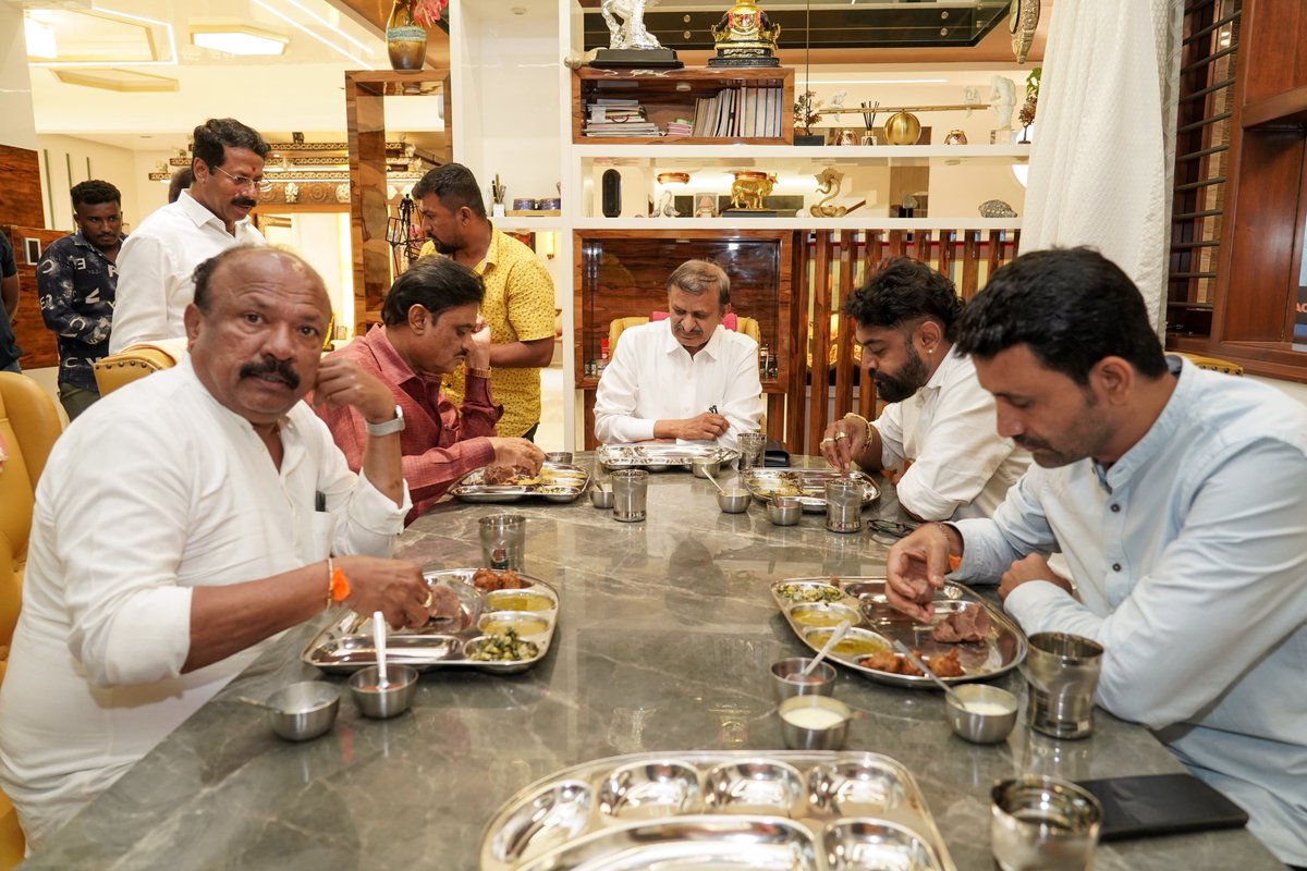 Munirathna_MLA's tweet photo. ಮಾಜಿ ಶಾಸಕರು ಹಾಗೂ ಆತ್ಮೀಯರು ಆದ ಶ್ರೀ ಮಸಾಲೆ ಜಯರಾಮ ಅವರ ಮನೆಯಲ್ಲಿ ಏರ್ಪಡಿಸಿದ್ದ ಭೋಜನಕೂಟದಲ್ಲಿ ಮಾನ್ಯ ಸಂಸದರಾದ ಡಾ.ಸಿ.ಎನ್. ಮಂಜುನಾಥ್ ಹಾಗೂ ಮುಖಂಡರುಗಳೊಟ್ಟಿಗೆ ಭಾಗವಹಿಸಿದೆನು.#munirathna #DrCNManjunath #masalejayaram #dinner #gettogether https://t.co/5Zc9oCiKR4