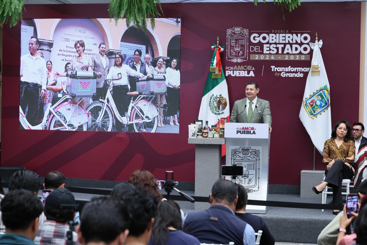 NoticiasID365's tweet photo. @armentapuebla_ Destaca el ensamble de 200 mil tarjetas PCB por hora en Yankuilotl, la futura fábrica estatal de componentes, el Centro de Diseño de Olinia en el ITP y una planta de baterías en San José Chiapa. Además, la Universidad Rosario Castellanos inició con 329 estudiantes. https://t.co/oMELAYGhHu