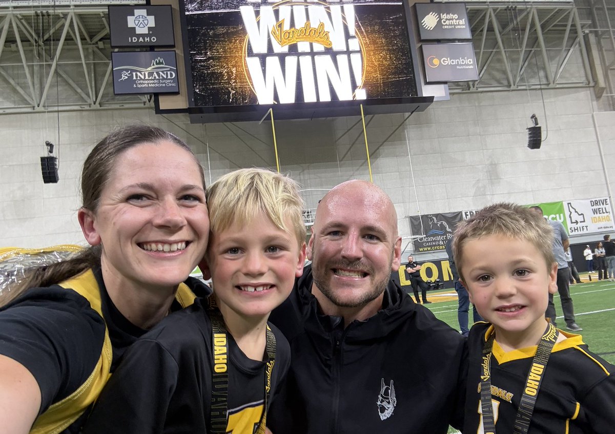 CoachEndsley77's tweet photo. Last night was an amazing example of Heart, Sacrifice, and more than anything Belief! Thankful for everyone involved in it cultivating into a night we will never forget! Now Right Back to Work getting Ready for Weber! #TrenchMafia #VzUp #Believe https://t.co/oQwvEW2W4g