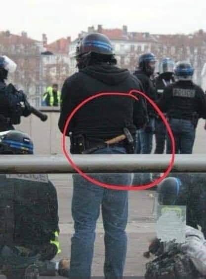 libertaire10's tweet photo. Devinez qui sont les casseurs ? https://t.co/seszIa957Y