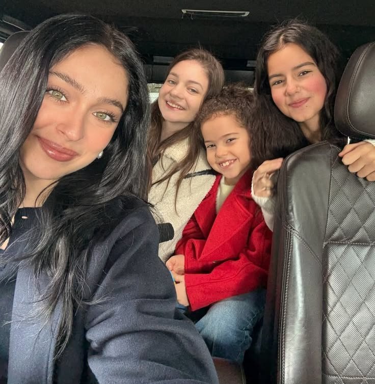 lexaaresco's tweet photo. Me consuela tanto que Zeynep jamás necesitará un vínculo de sangre para amar y proteger a quien sea. Daría la vida por cualquiera de las tres hijas de la mujer que le arrebataría la suya si pudiera. Qué superior eres al resto, mi Zeyno. ✨

#GüllerVeGünahlar https://t.co/esiEkTg8pe