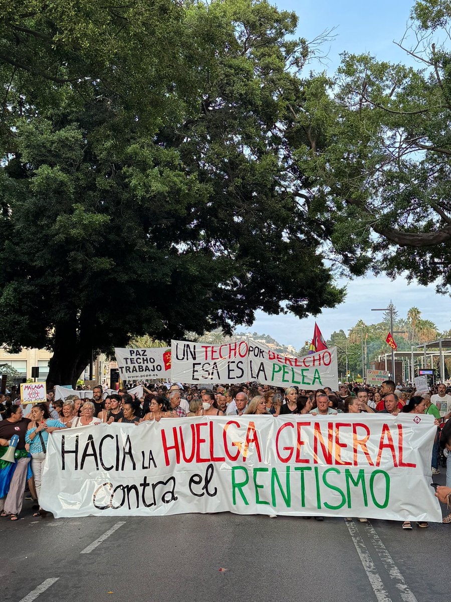 SindicaEstudian's tweet photo. Hoy Málaga ha vivido una de las manifestaciones más masivas de su historia.

Expropiemos a los rentistas. Huelga general ya. https://t.co/ziZryFXuWM