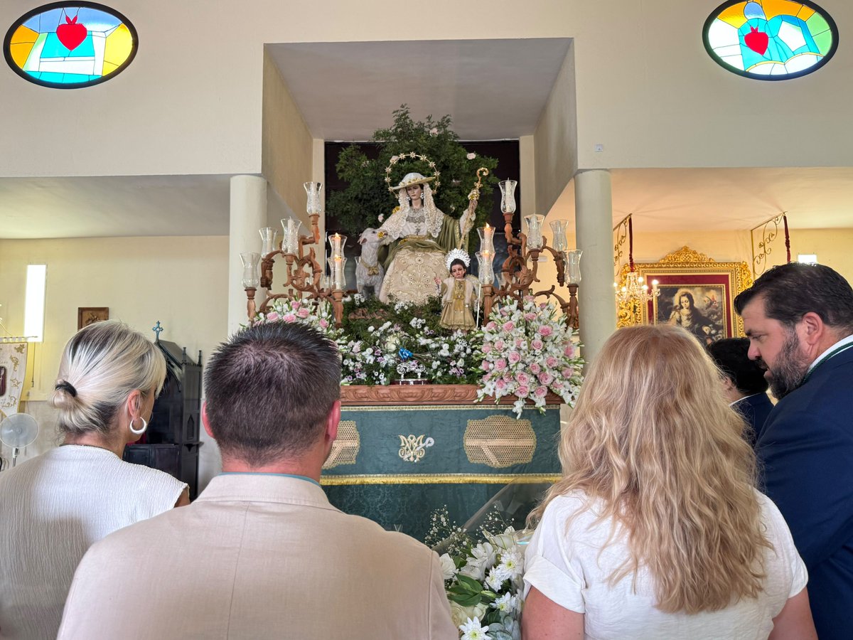 ppalcaladgra's tweet photo. El PP de Alcalá, encabezado por nuestra presidenta @sandraglezpp, no ha faltado a su cita con la @PastoraAlcala.

Ante ella hemos realizado la tradicional ofrenda floral, horas antes de que recorra las calles de San Agustín como culmen de un año entero de trabajo de sus hermanos. https://t.co/rytoYNOqht