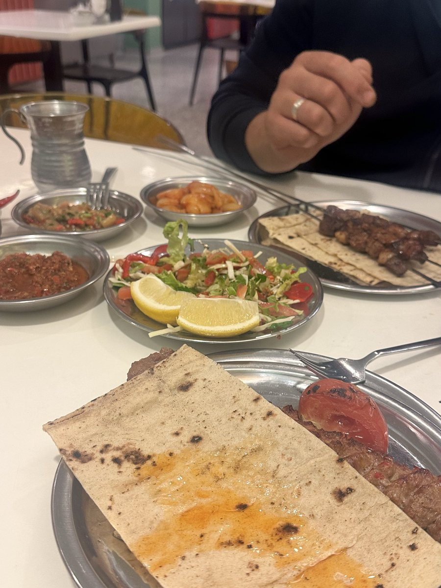 esmasydsl's tweet photo. Kebapçıda dürüm sarıp seni besleyen koca dünyada cennet https://t.co/uGgqcm7BeP