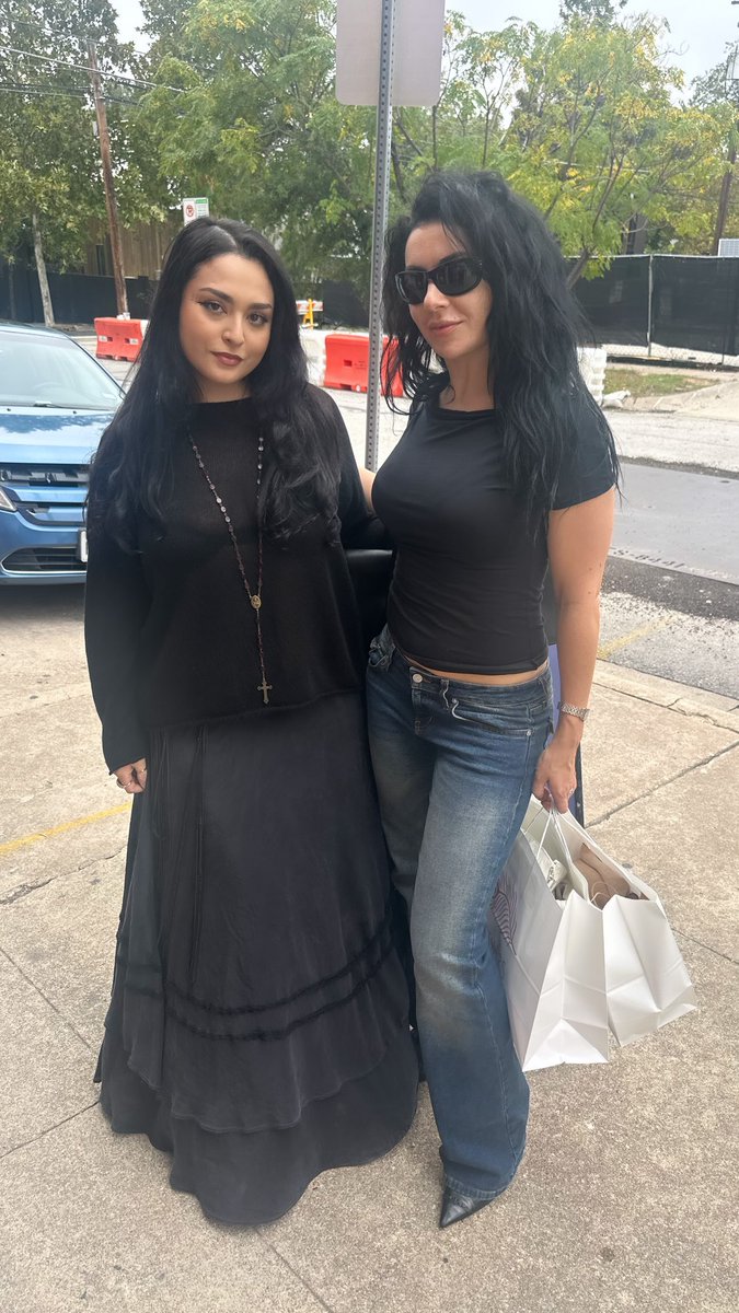 charliyuri's tweet photo. charli with fans in austin today https://t.co/slCZuoZScY