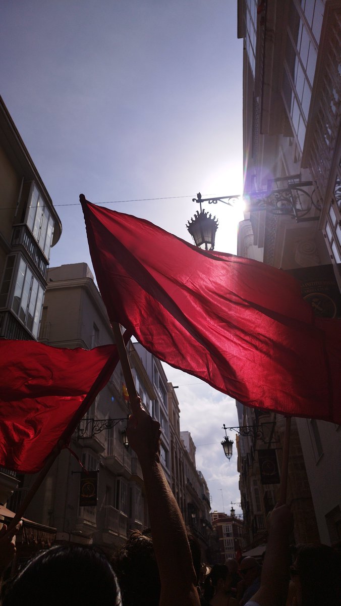 zarya17's tweet photo. Nunca está de más ondear la bandera roja en las calles de la ciudas que te vio crecer. https://t.co/OnVDXSpRvV