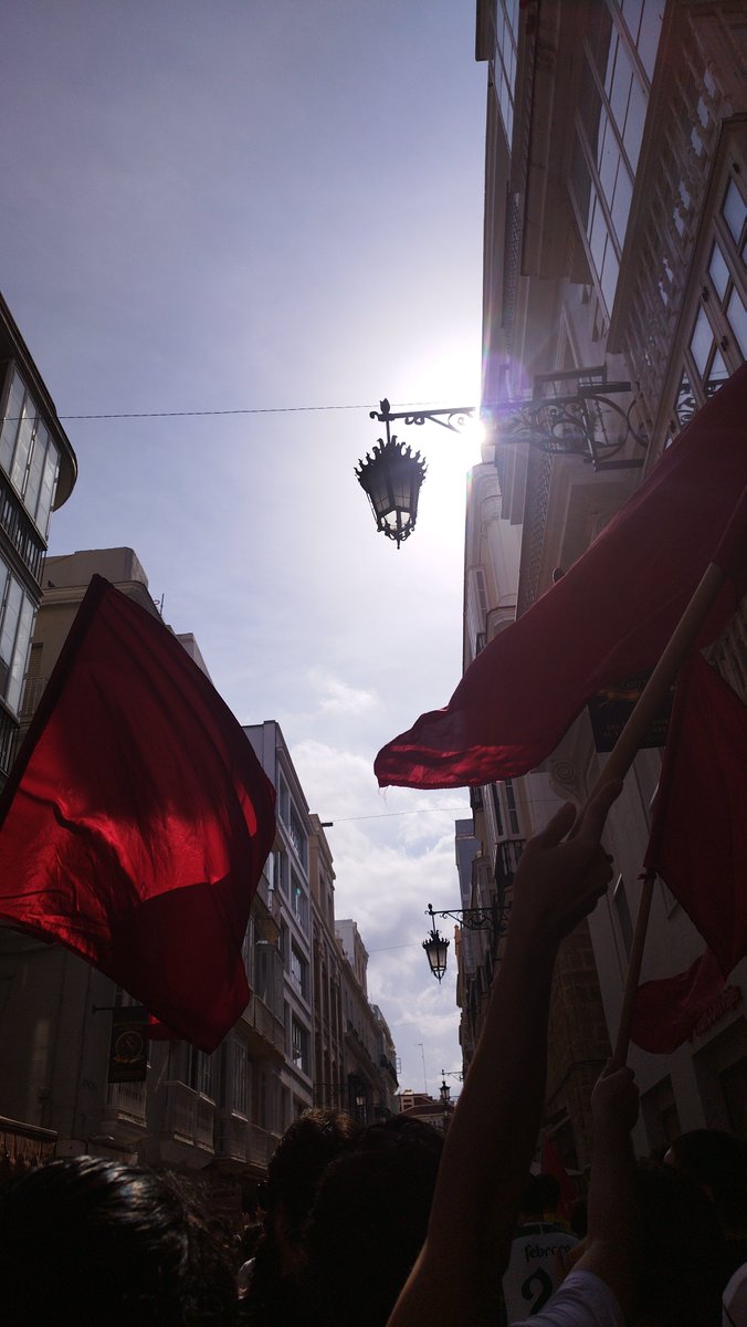 zarya17's tweet photo. Nunca está de más ondear la bandera roja en las calles de la ciudas que te vio crecer. https://t.co/OnVDXSpRvV