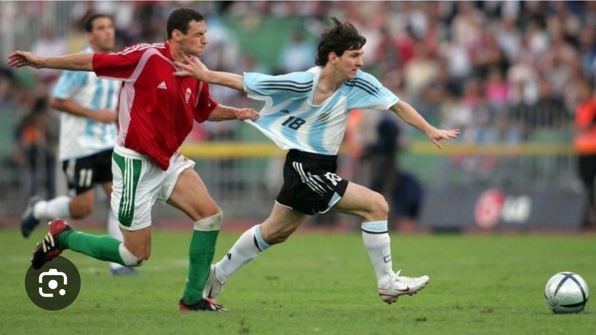 RadarMundialOK's tweet photo. 🐐 21 años defendiendo la misma camiseta
Lionel Messi debutó con la Selección Mayor el 17 de agosto de 2005 ante Hungría.
El martes de 2026 llegará su despedida.
Más de dos décadas representando a la Argentina. 🇦🇷
#Messi #Argentina #GraciasLeo https://t.co/1A3NmaGvNY