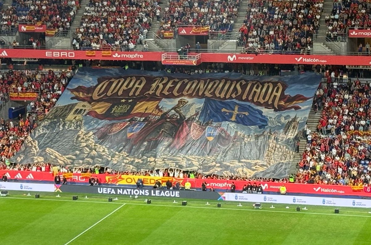 FurboChampagnee's tweet photo. Copa Reconquistada 👑 🇪🇸 Segundo tifo de la selección española en cuatro días. Después de Sevilla, le tocó a Oviedo. #NationsLeague https://t.co/uVVXysy4yL