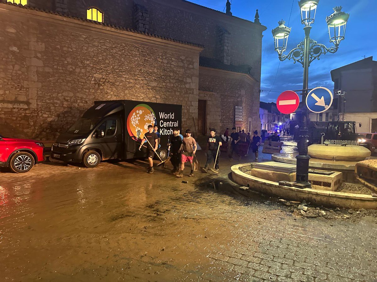 chefjoseandres's tweet photo. In Madrigueras, Albacete delivering meals tonight and tomorrow to suport the local community! @WCKitchen #ChefForSpain vamos!!! https://t.co/UIfN7v48uf