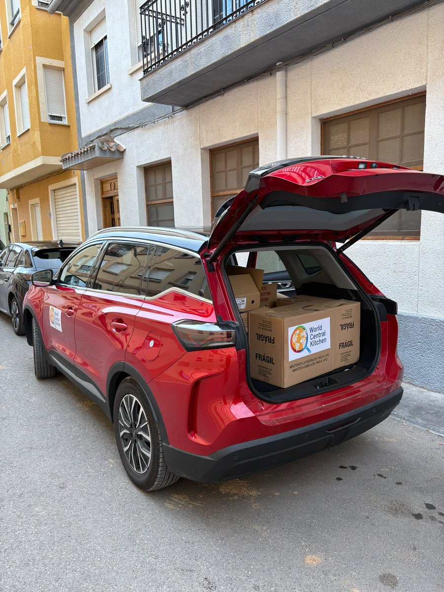 chefjoseandres's tweet photo. In Madrigueras, Albacete delivering meals tonight and tomorrow to suport the local community! @WCKitchen #ChefForSpain vamos!!! https://t.co/UIfN7v48uf