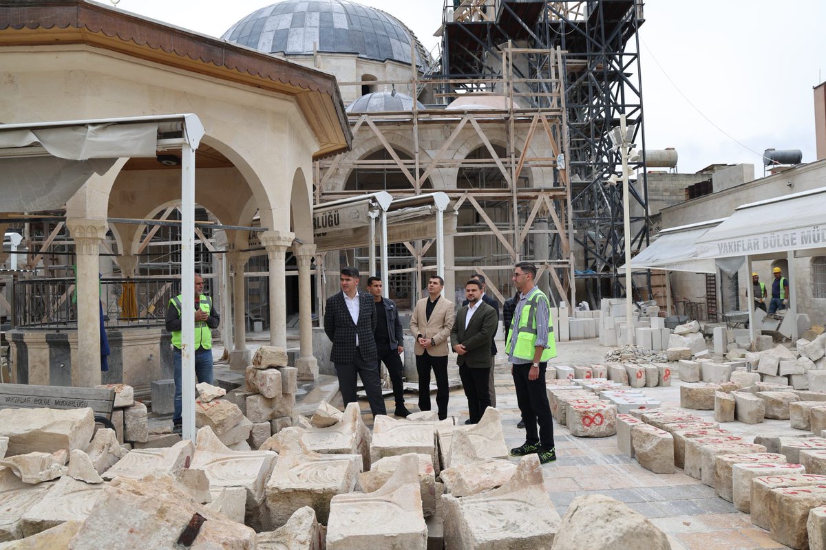 GaziantepVBM's tweet photo. KİLİS’İN VAKIF ESERLERİ GELECEĞE TAŞINIYOR

Kilis Valimiz Ömer Kalaylı, Vali Yardımcımız Okan Dağlı ve Bölge Müdür Yardımcımız Ömer Torun ile birlikte, Bölge Müdürlüğümüzün sorumluluk alanında bulunan tarihî vakıf camilerimizde yürütülen çalışmaları yerinde inceledi.

📍 Tekye Camii
📍 Katranıcı Camii
📍 Cüneyne Camii
📍 Pirlioğlu Camii
📍 Akcurun Camii

Tarihî vakıf eserlerimizin korunması ve gelecek nesillere aktarılması adına yürütülen çalışmalar değerlendirildi.
@kilisvaliligi @VakiflarGM