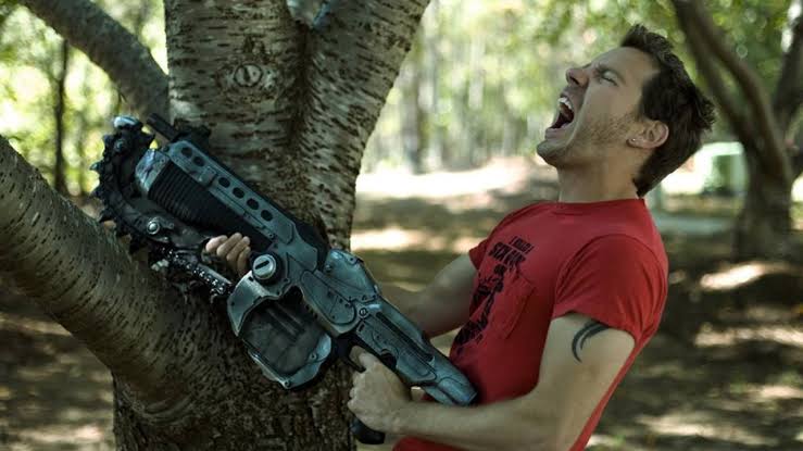 LOCONGAMER01's tweet photo. Cliff Bleszinski salió hoy a responder el “saquen la política de Gears”.Su lista no es de E-Day. Es del lore de 2006: granjas de cría para reponer soldados, la berserker como Locust hembra, Anya Stroud de oficial de la CGO, los Stranded llamando fascistas al ejército, Marcus con PTSD y el Imulsión como metáfora del petróleo.
The Coalition no está metiendo el conflicto en la precuela. El autor dice que ya estaba en la caja del primer juego.