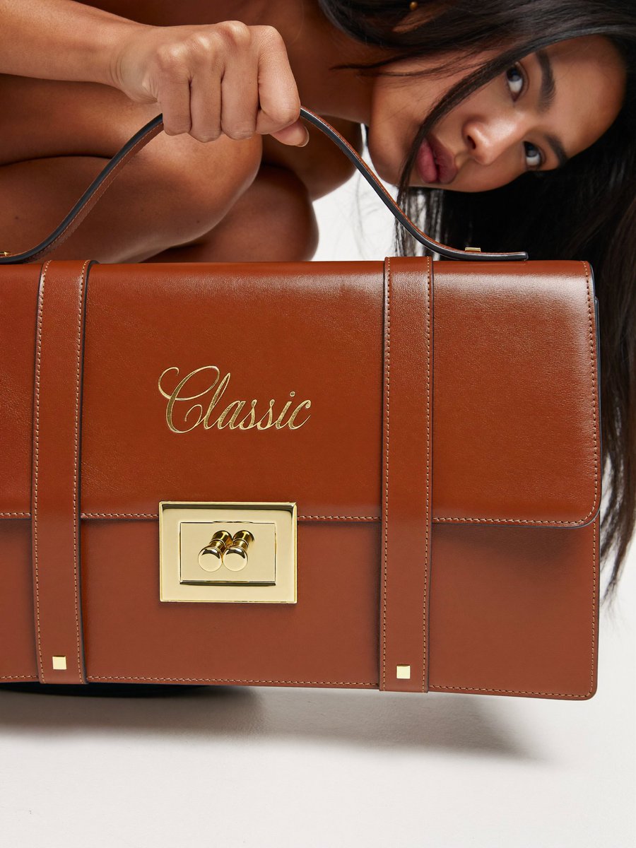 thataiguy10's tweet photo. Neither of these women exists. Neither of these bags was photographed. 🤎🖤

Look closer at the skin, the curls, the stitching, the way the light hits the leather. Every detail was built at MODEO.

Two bags. Two moods. One standard.

Virtual models, built to be believed. https://t.co/W20Ij6Hn3O