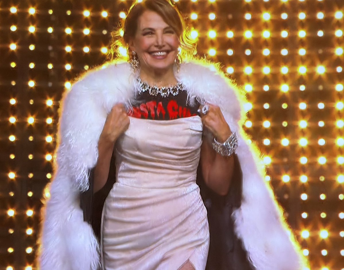 BITCHYFit's tweet photo. Barbara d’Urso con la maglietta con scritto “BUSTA CHOC” e una pelliccia fatta con i capelli dei suoi haters #BallandoConLeStelle https://t.co/QIR0m6KlUD