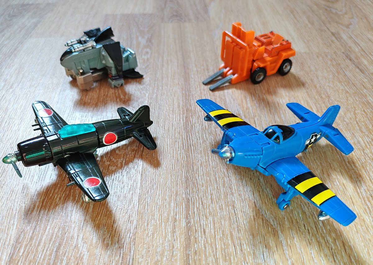 JulianDemiautte's tweet photo. Cette semaine... et bien pas de jeux. 🫤
Mais des jouets!
Et du cinéma.
C'est déjà ça, comme dirait Souchon.😄
(oui Zero fait la sieste, sa transformation l'épuise le pauvre)
#Oldies #Anime #アニメ #GoBots #MachineRobo #マシンロボ https://t.co/LV824HNp66
