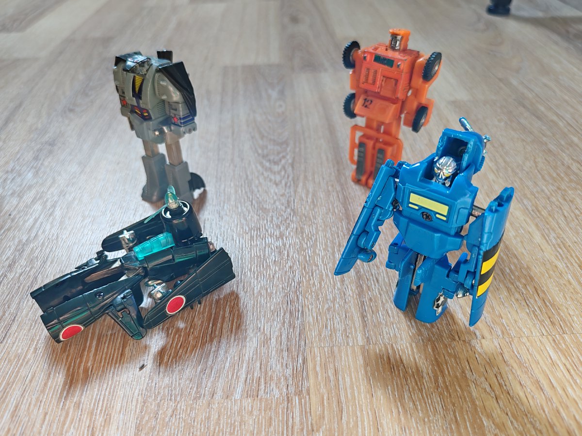 JulianDemiautte's tweet photo. Cette semaine... et bien pas de jeux. 🫤
Mais des jouets!
Et du cinéma.
C'est déjà ça, comme dirait Souchon.😄
(oui Zero fait la sieste, sa transformation l'épuise le pauvre)
#Oldies #Anime #アニメ #GoBots #MachineRobo #マシンロボ https://t.co/LV824HNp66