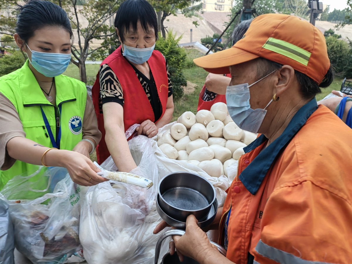 Kandiceeoeb's tweet photo. Hoy ayudamos a distribuir alimentos a personas vulnerables en el barrio. Cada pequea ayuda hace una gran diferencia. Gracias a todos los voluntarios!， https://t.co/AdL3PIUK99