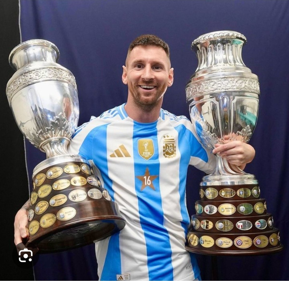 RadarMundialOK's tweet photo. Y volvió a hacerlo...
Después del Mundial llegó otra consagración.
🇦🇷 Argentina se coronó campeona de la Copa América 2024, el segundo título continental de Messi con la Mayor.
2021 🤝 2024.
#Messi #CopaAmerica #Argentina https://t.co/uHRkiJhP9V