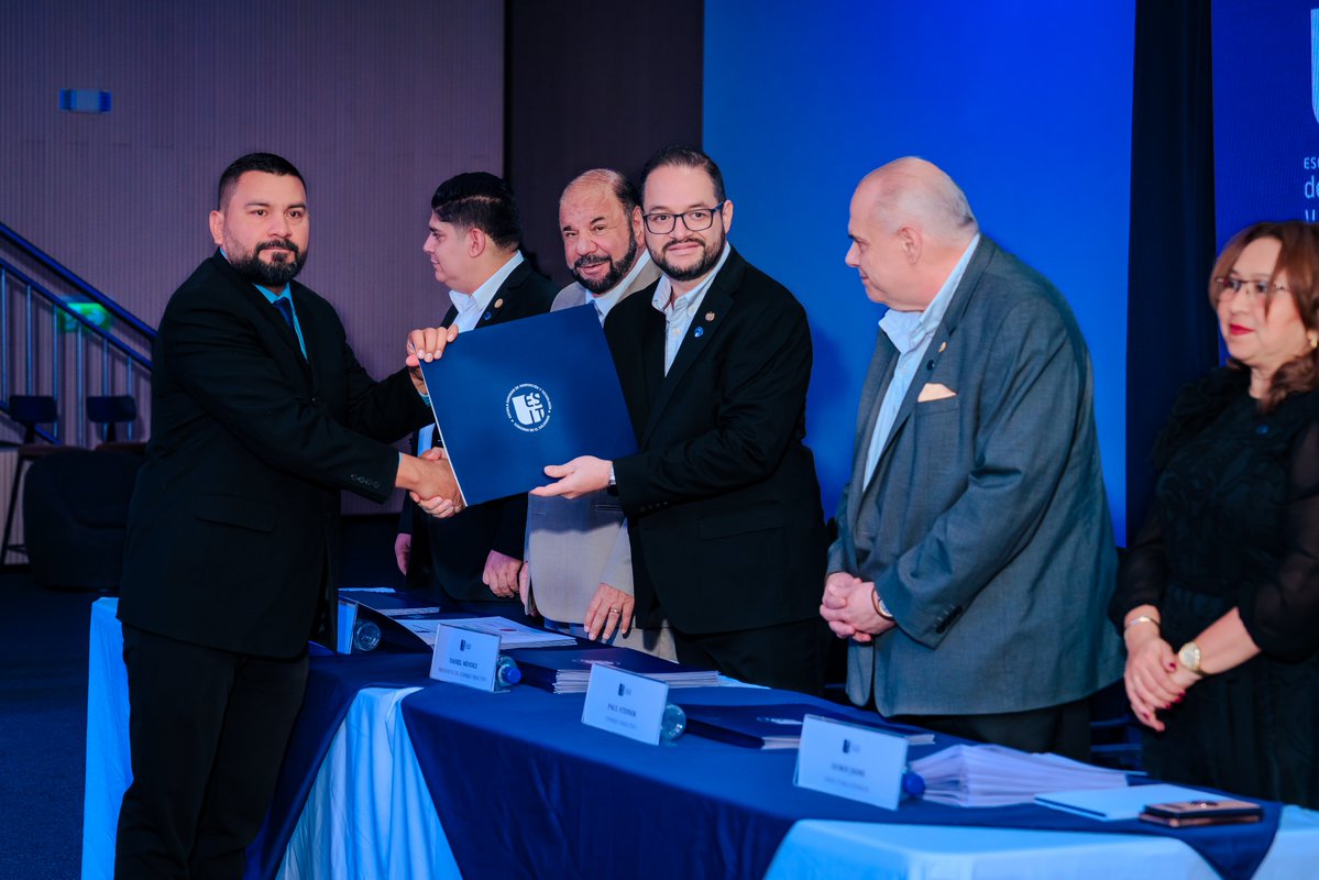 elsalvador's tweet photo. #DePaís | La mesa de honor estuvo compuesta por el secretario de @Innovacion_SV, @danielmendezsv; el secretario de @SComercioSV, @MiguelKattan1; el presidente de @CONAMYPESV, @PaulDSteiner; la directora general de la @esitgobsv, Doris Jaime; y el decano de la Facultad de Tecnología, Denis Pocasangre. 📸: Cortesía