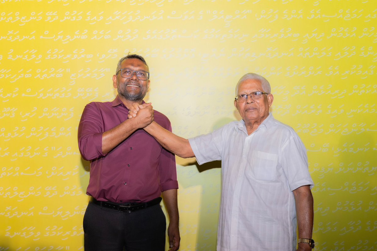 charly_thuthu's tweet photo. ބާރުތަށް ޖީބަށް ޖަމާނުކޮށް ވެރިމީހާގެ ބާރު ކުޑަކޮށް ރައްޔިތުމީހާއަށް ��ާރުތައް ދޫކޮށްލަން ވަކާލާތު ހިންގަމުންދާ ހަމަ އެކަނި ލީޑަރު @faya_i🫡

proud to be a part of your team 🔥

#Faya2028 
#BoduBadhalu https://t.co/bd801EpIKB