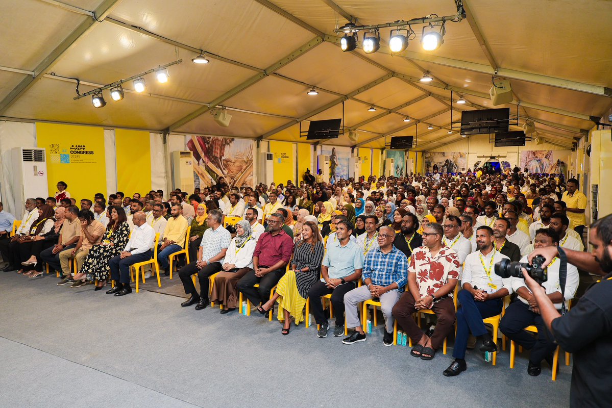 charly_thuthu's tweet photo. ބާރުތަށް ޖީބަށް ޖަމާނުކޮށް ވެރިމީހާގެ ބާރު ކުޑަކޮށް ރައްޔިތުމީހާއަށް ��ާރުތައް ދޫކޮށްލަން ވަކާލާތު ހިންގަމުންދާ ހަމަ އެކަނި ލީޑަރު @faya_i🫡

proud to be a part of your team 🔥

#Faya2028 
#BoduBadhalu https://t.co/bd801EpIKB