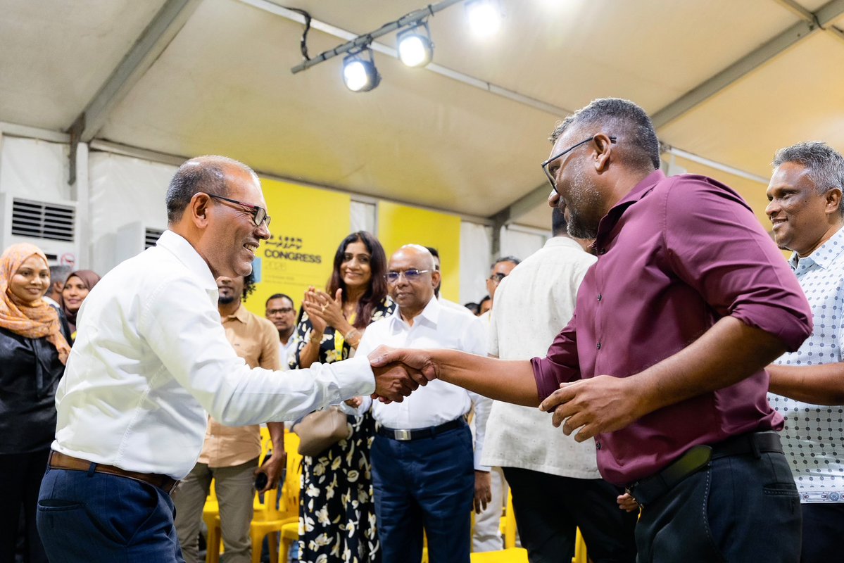 charly_thuthu's tweet photo. ބާރުތަށް ޖީބަށް ޖަމާނުކޮށް ވެރިމީހާގެ ބާރު ކުޑަކޮށް ރައްޔިތުމީހާއަށް ��ާރުތައް ދޫކޮށްލަން ވަކާލާތު ހިންގަމުންދާ ހަމަ އެކަނި ލީޑަރު @faya_i🫡

proud to be a part of your team 🔥

#Faya2028 
#BoduBadhalu https://t.co/bd801EpIKB