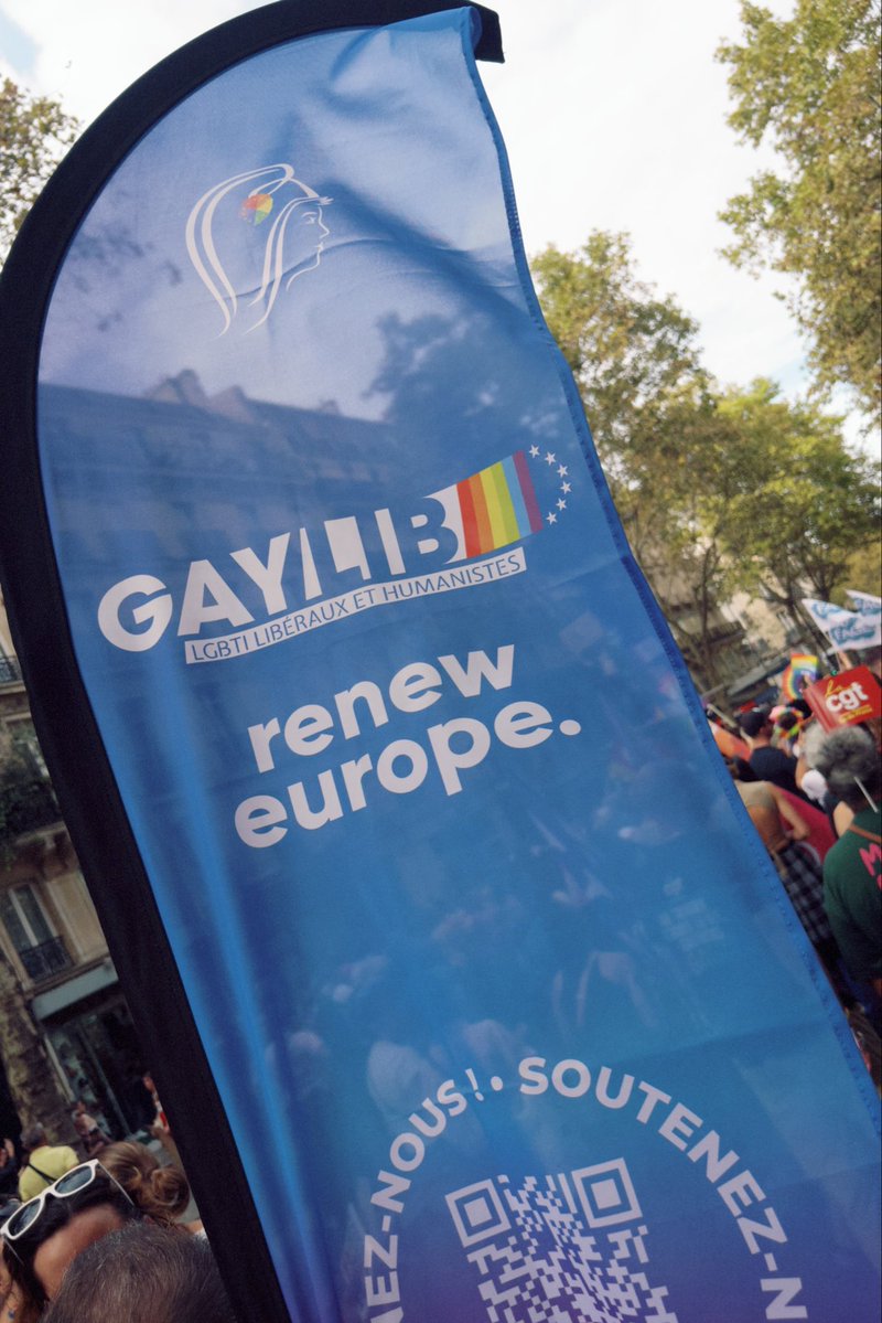 GayLib's tweet photo. 🏳️‍🌈 À la #marchedesfiertes GayLib a porté un message universel : la liberté d’être soi, d’aimer et de vivre sans discrimination.

Avec le soutien du @PartiRadical,  @HorizonsParis &amp; @RenewEurope. https://t.co/G3fwPEZNmX