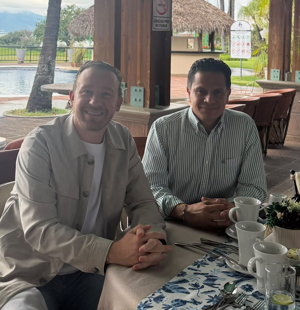 STaboadaMx's tweet photo. ¡Buen sábado desde el Lago de Chapala!

Platicando sobre lo que viene para Jalisco con mis amigos @HernanCortesB, @isacorber y @jpablocolin. https://t.co/6zXeMRHJUU