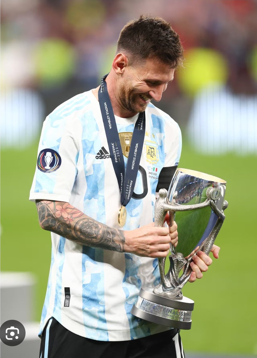 RadarMundialOK's tweet photo. 🏟️ De Wembley también se fue campeón
En 2022, Argentina derrotó 3-0 a Italia y conquistó la Finalissima.
🌟 Messi fue elegido Jugador del Partido.
Otra noche inolvidable del 10 con la Albiceleste.
#Messi #Finalissima #Argentina https://t.co/6CrMusREvu