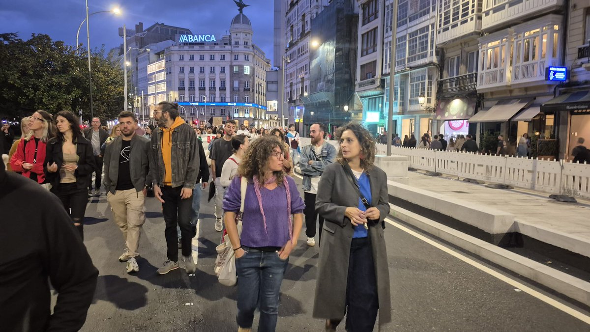 BNGACorunha's tweet photo. Unha multitude percorreu este serán as rúas da cidade.

Fíxoo para enviar unha mensaxe clarísima: a vivenda é un dereito, non unha mercadoría para o lucro duns poucos.

O PP debería tomar nota, mais del non cabe agardar nada: é o partido dos especuladores e fondos voitre.

(1). https://t.co/BNgp2WOXBX