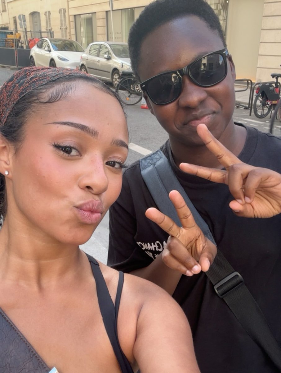 manon_archive's tweet photo. MANON looking naturally gorgeous taking a picture with a fan back in September. https://t.co/iIdCXmA4ZO