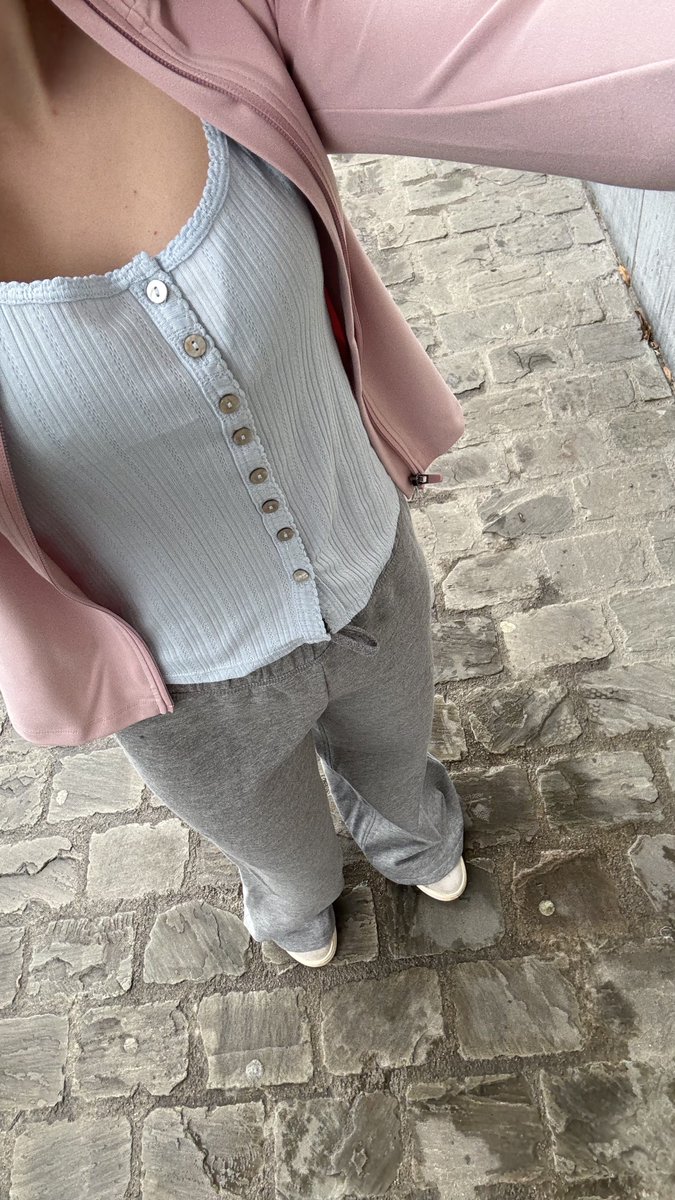 Ilonatjeee's tweet photo. Wie wil er op date met mij?🤭💕 https://t.co/XslUcycGuH