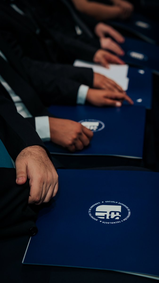 elsalvador's tweet photo. #DePaís | Esta mañana se efectuó la  I Ceremonia de Graduación de la Escuela Superior de Innovación y Tecnología (@esitgobsv).

Los ahora graduados culminaron sus estudios en ciberseguridad, servicio en la nube, operación de centro de datos y desarrollo de software en código abierto. 📸: Cortesía