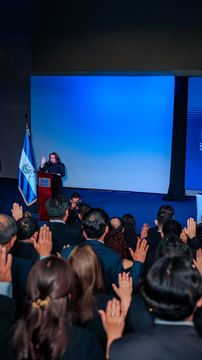 elsalvador's tweet photo. #DePaís | Esta mañana se efectuó la  I Ceremonia de Graduación de la Escuela Superior de Innovación y Tecnología (@esitgobsv).

Los ahora graduados culminaron sus estudios en ciberseguridad, servicio en la nube, operación de centro de datos y desarrollo de software en código abierto. 📸: Cortesía