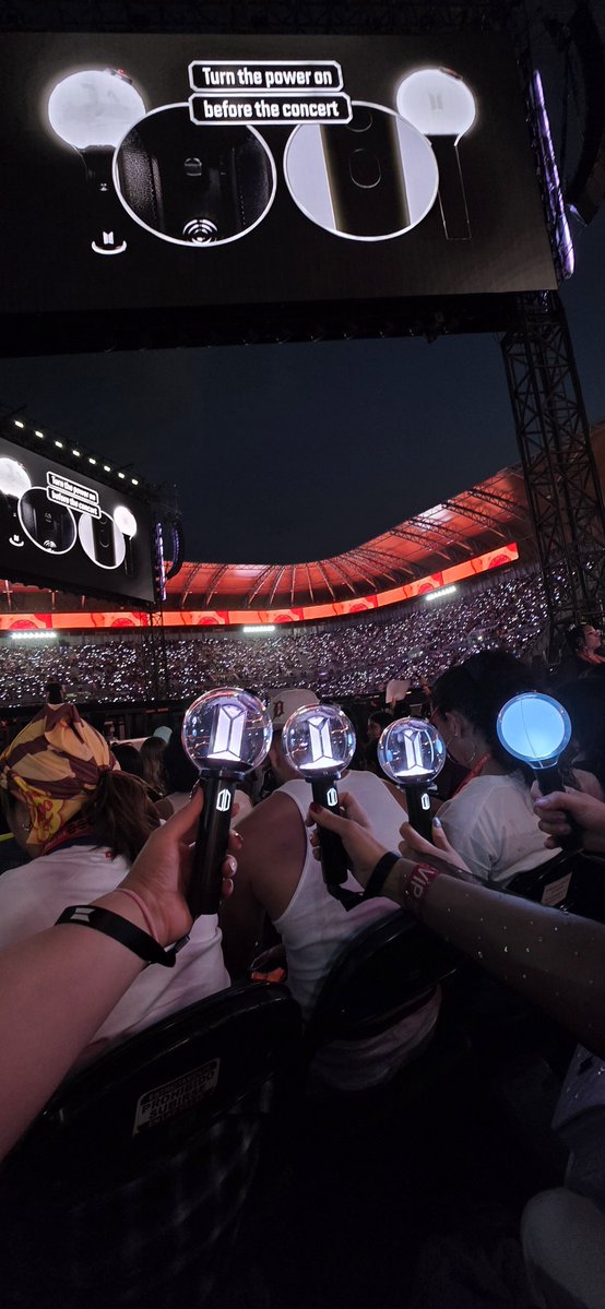 paranoidxbts's tweet photo. @thvprettiestred Siii, ahí estuve con mis amigas 😭🫶🏻🇲🇽 https://t.co/UlgpfzsTCC