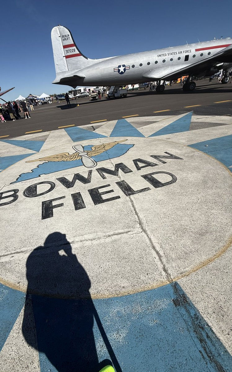 NotFma's tweet photo. Bowman Field Festival  and Air Show / Car : Armed Forces https://t.co/WnNo2ms8pu