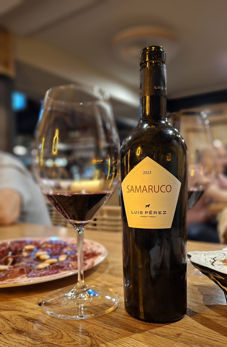 dmanso73's tweet photo. Rematando el día en mi segunda casa, Bovia del Viso. Un buen vino gaditano, lomo de sardina ahumado, cecina de León y tortilla Vaga, y que venga lo que tenga que venir 👌🍷
#vino #FelizSábado #winemoment https://t.co/PFF1gSzcCZ