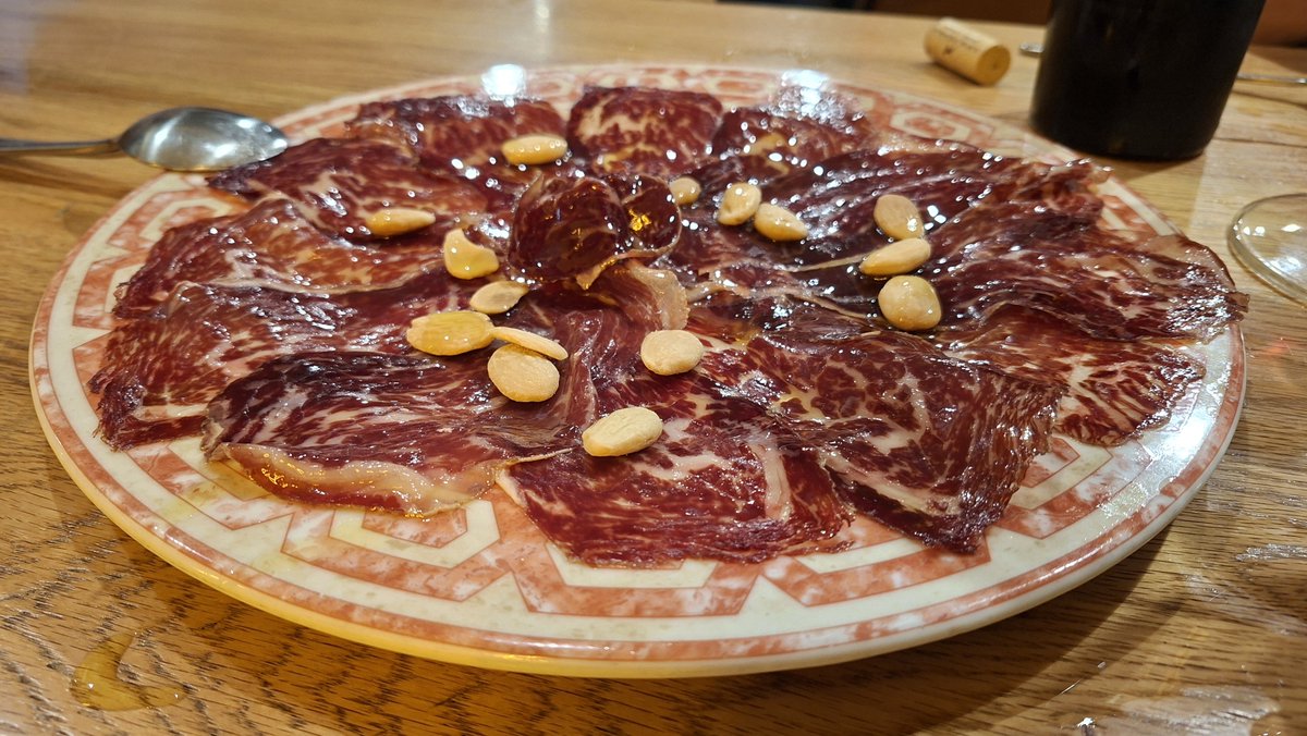 dmanso73's tweet photo. Rematando el día en mi segunda casa, Bovia del Viso. Un buen vino gaditano, lomo de sardina ahumado, cecina de León y tortilla Vaga, y que venga lo que tenga que venir 👌🍷
#vino #FelizSábado #winemoment https://t.co/PFF1gSzcCZ