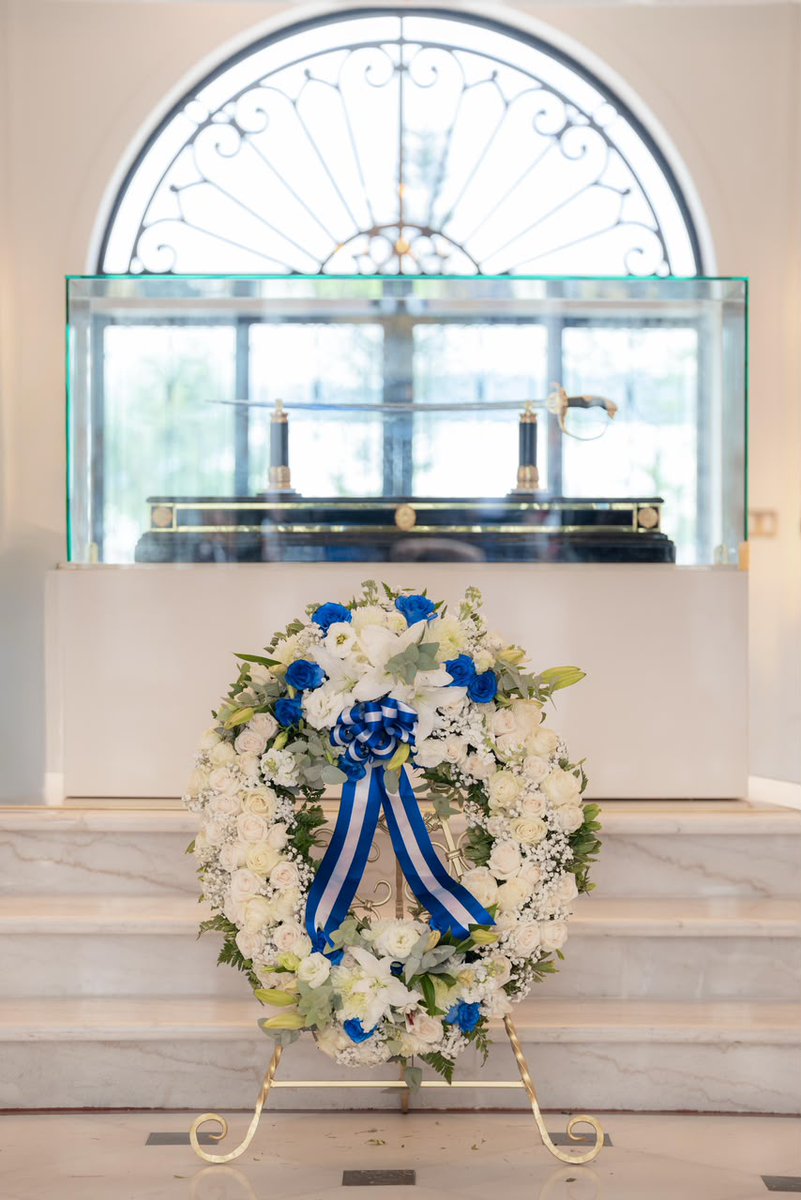 SecPrensaSV's tweet photo. Una ofrenda floral ya reposa en el mausoleo dedicado al general Francisco Morazán, como parte del solemne homenaje realizado en el 234.º aniversario de su natalicio. El acto simboliza el reconocimiento a la figura del prócer unionista y a su aporte a la historia compartida de Centroamérica.