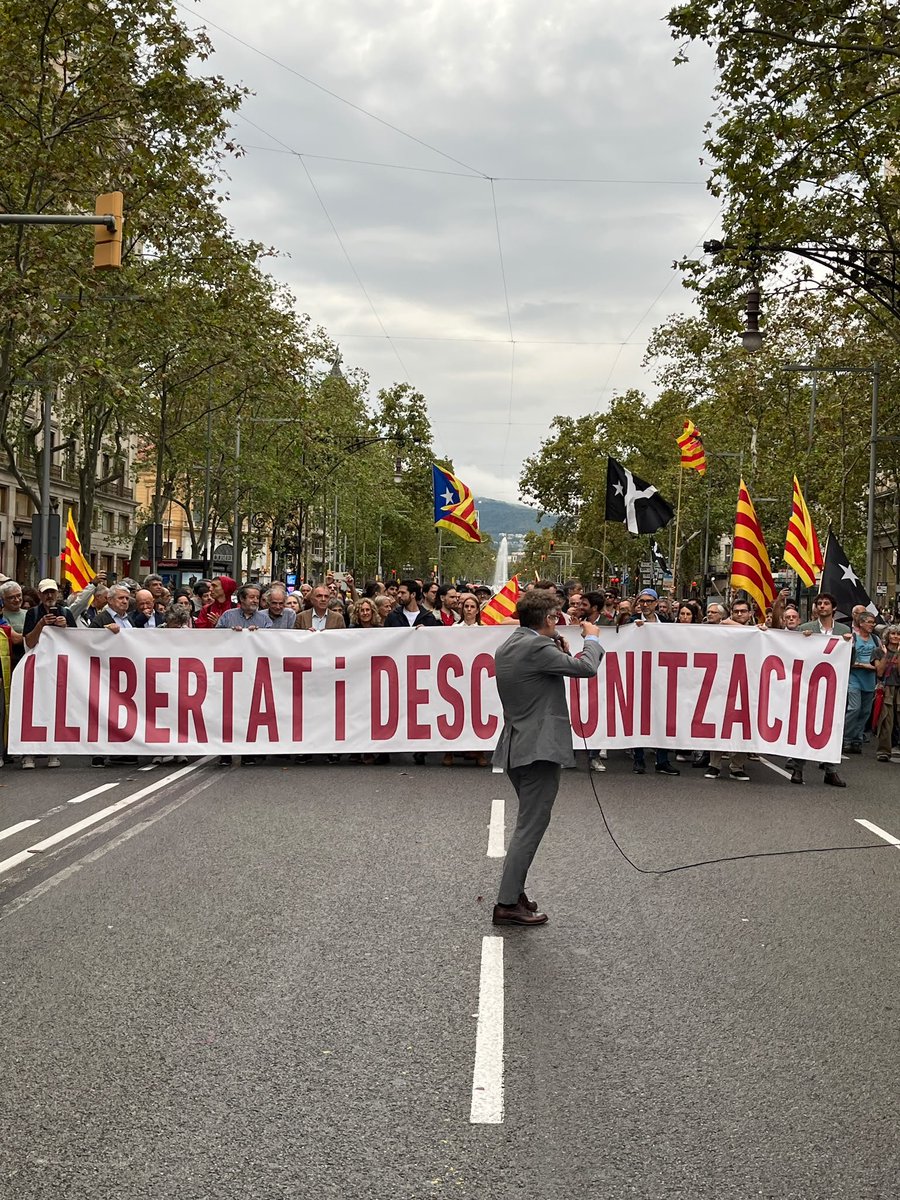 santiagoespot's tweet photo. Avui, al cap i casal, he tingut el goig de participar en la capçelera de la manifestació per la LLIBERTAT I LA DESCOLONITZACIÓ DE CATALUNYA. https://t.co/qumJowzWYY