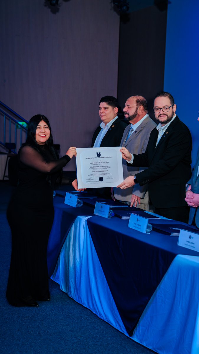 elsalvador's tweet photo. #DePaís | La mesa de honor estuvo compuesta por el secretario de @Innovacion_SV, @danielmendezsv; el secretario de @SComercioSV, @MiguelKattan1; el presidente de @CONAMYPESV, @PaulDSteiner; la directora general de la @esitgobsv, Doris Jaime; y el decano de la Facultad de Tecnología, Denis Pocasangre. 📸: Cortesía