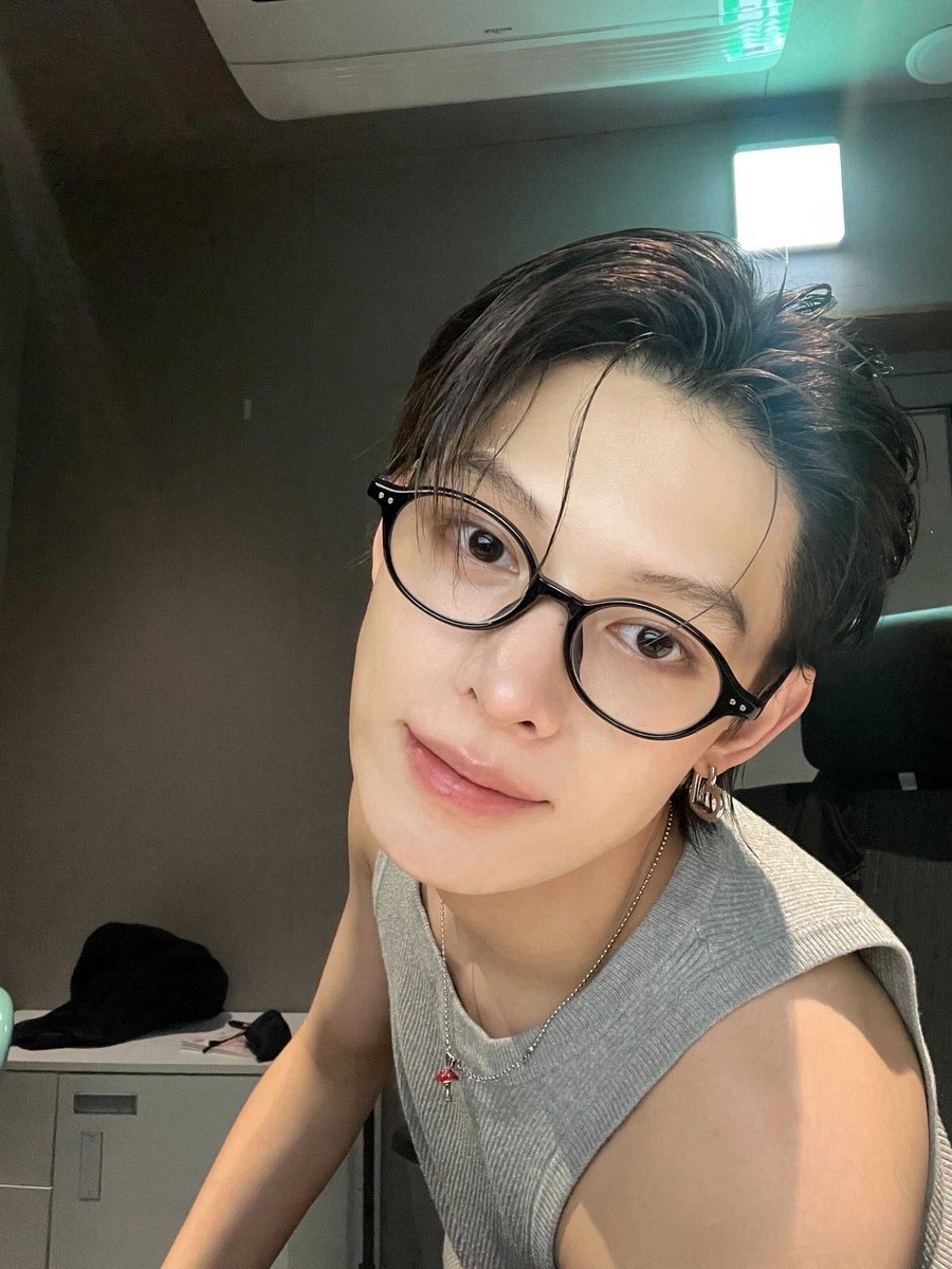 likeyufan's tweet photo. i believe in james glasses supremacy https://t.co/R5E5IzoNlW