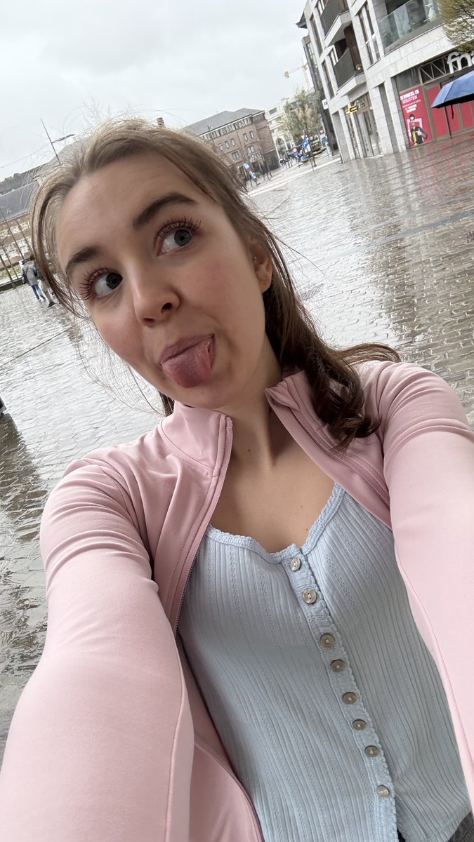Ilonatjeee's tweet photo. Wie wil er op date met mij?🤭💕 https://t.co/XslUcycGuH
