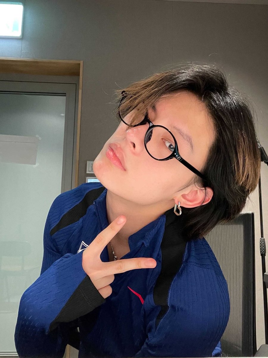likeyufan's tweet photo. i believe in james glasses supremacy https://t.co/R5E5IzoNlW