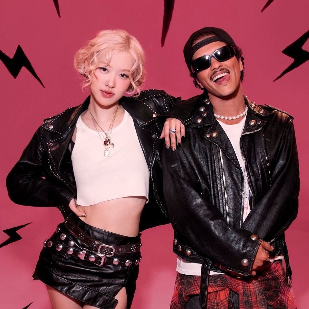 chartsblackpink's tweet photo. #ROSÉ &amp; Bruno Mars’ “APT.” is now certified 3x Platinum Streaming for surpassing 300 million streams in Japan (RIAJ). 

It’s the fastest song by a foreign soloist to achieve this milestone.

@numberoneHQ @BLACKPINK https://t.co/KUbLgI4WQq