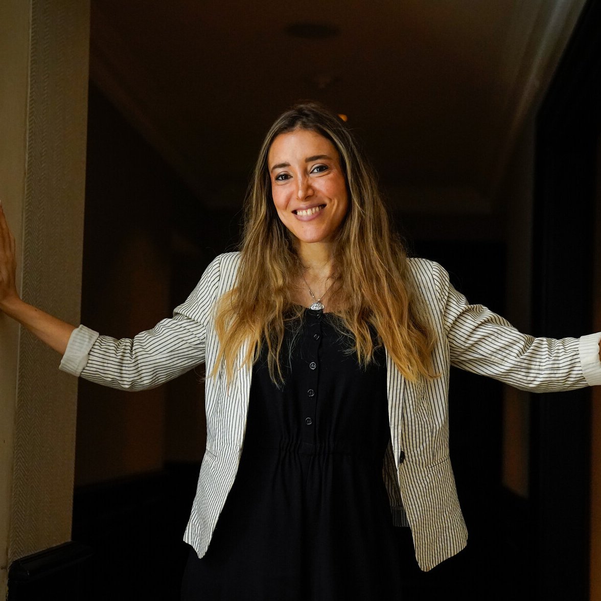 clarincom's tweet photo. TUVO CÁNCER, PASÓ POR 10 CIRUGÍAS Y AHORA ESPERA A SU HIJA POR SUBROGACIÓN

Paula Moguilevsky, conocida por Puli Cocina y seguida por más de 4,5 millones de personas, atravesó un cáncer de cuello de útero. Tras varios tratamientos de fertilidad, la influencer recurrió a la subrogación en Georgia. Su hija Olivia está siendo gestada a 11.000 kilómetros.

Testimonios de Paula Moguilevsky

“Es un duelo en el que vas teniendo escalones. No vas a tener un hijo normalmente, hacés un tratamiento y no podés, muchas mujeres van a ovodonación... En mi caso luché muchísimo para quedarme con mi útero, tuve 10 cirugías”.

“Fue un llanto desgarrador, que me salió de las entrañas, el mismo que tuve con el embrión que me transferí yo cuando lo perdí”.

“Decidí hacerla [la subrogación] una vez que agoté todos los caminos posibles. Me di cuenta de que era la única manera segura de traer un bebé al mundo con los embriones que ya teníamos. Si yo hubiera podido habría tenido al bebé en mi panza, pero pensé en lo más seguro para el embrión, no en mí”.

(+) en Clarín: https://t.co/Nor2oUNckV