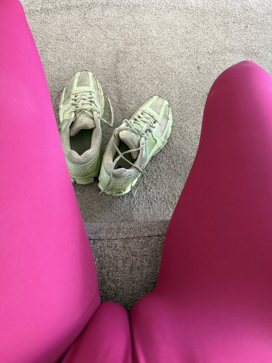 AuraMoods's tweet photo. About to go running so let’s play #socks or #noSocks https://t.co/rFxoCt7qwf